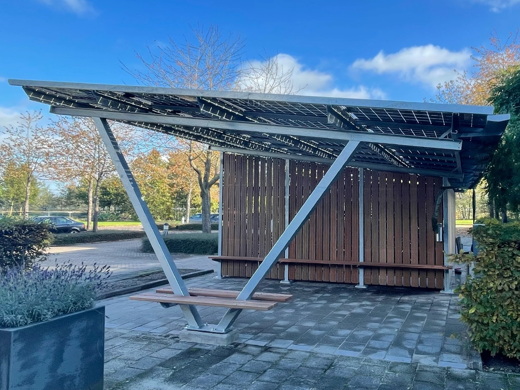 Fietsenstalling met zonnepanelen en overdekt terras