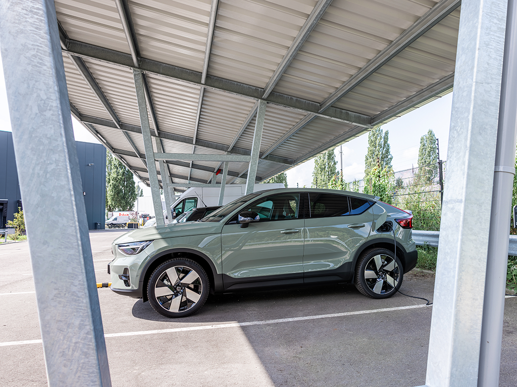 Zonnepanelen op een overdekte parkeerplaats
